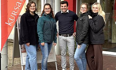 Freuen sich auf weitere Gemeinschaftsaktionen: Kursana-Direktor Jonas Günther sowie Julia Blauwitz (von links), Emelie Seidemann-Enders, Vanessa Kellner und Mareike Hammer vom AWO-Krippenteam.