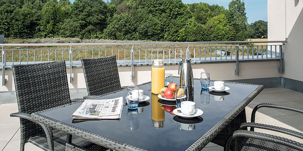 Auf der schönen Terrasse im betreutes_Wohnen Mücke kann man es sich gut gehen lassen.