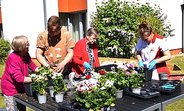 Sie gehörten zum Pflanz-Team: Bewohnerin Karin Breetzke (v.l.), Mitarbeiter Hannes Zühlsdorf, Bewohnerin Marianne Kießling und Mitarbeiterin Elena Auer.