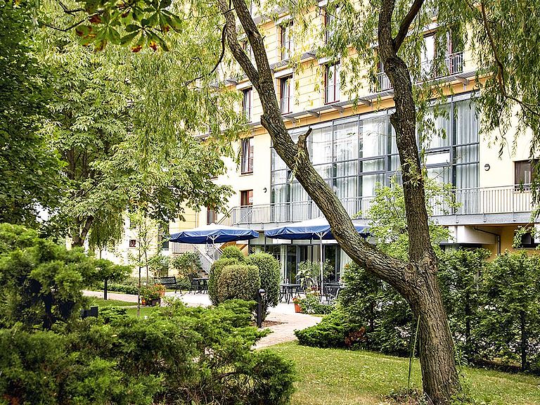 Das Pflegeheim Berlin Lichtenberg lädt ein zum Spaziergang im Garten.