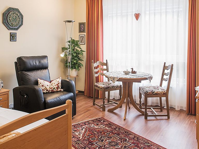 Das Zimmer eingerichtet nach den eigenen Beduerfnissen im Pflegeheim