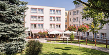 Der idyllische Garten des Pflegeheims Meerane - Haus Ost - lädt zum Spazieren ein.