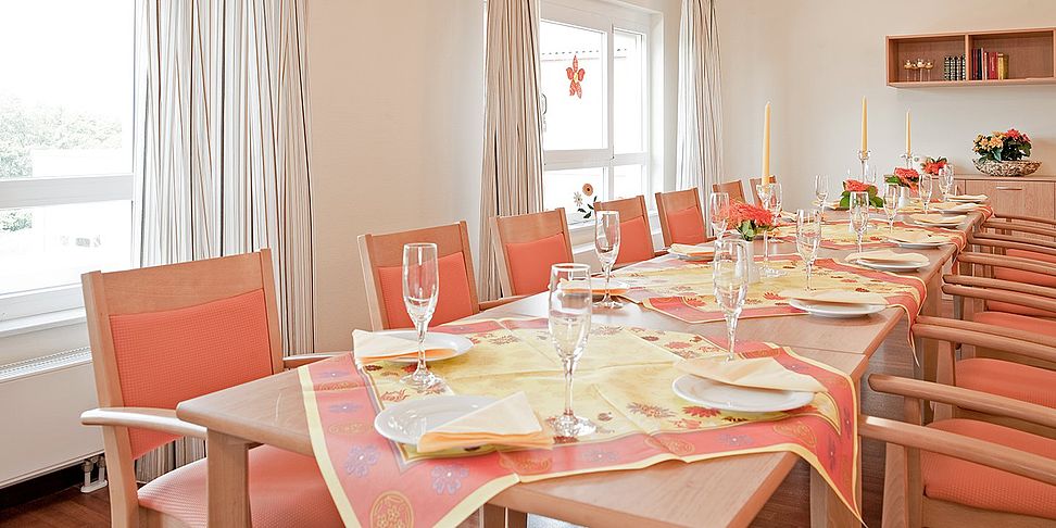 Ein gemütlicher Clubraum im Altenheim Aurich